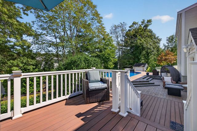 68 Metacomet Ave, Taunton, MA 02718