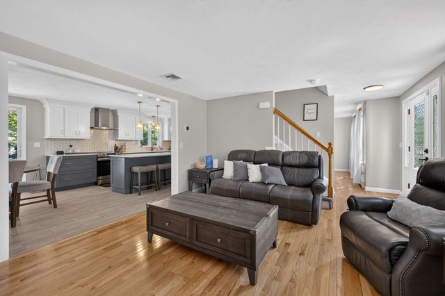 68 Metacomet Ave, Taunton, MA 02718