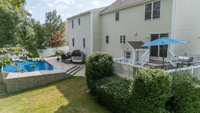 68 Metacomet Ave, Taunton, MA 02718