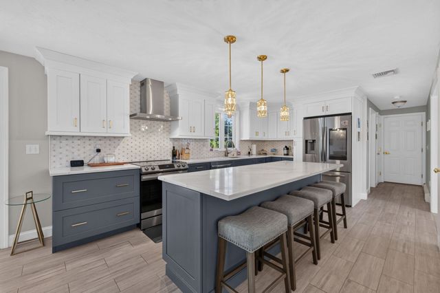 68 Metacomet Ave, Taunton, MA 02718