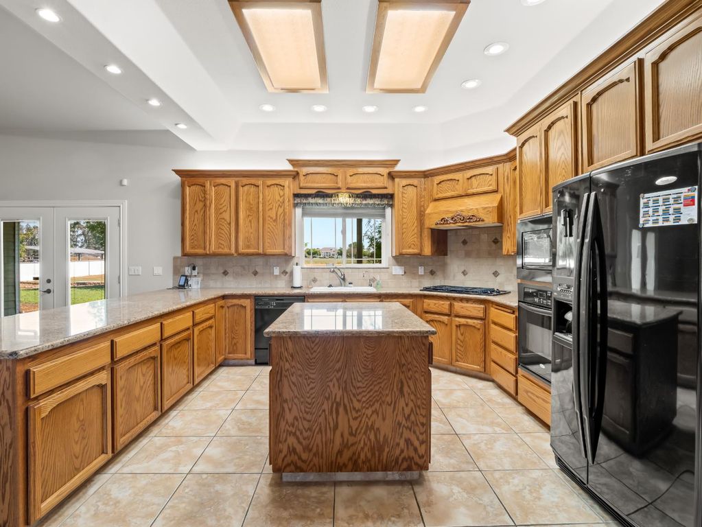 Image 11 of property listing at 16389 Monreal Road, Madera, CA 93636