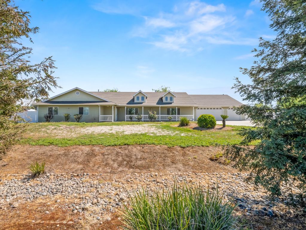 Image 2 of property listing at 16389 Monreal Road, Madera, CA 93636