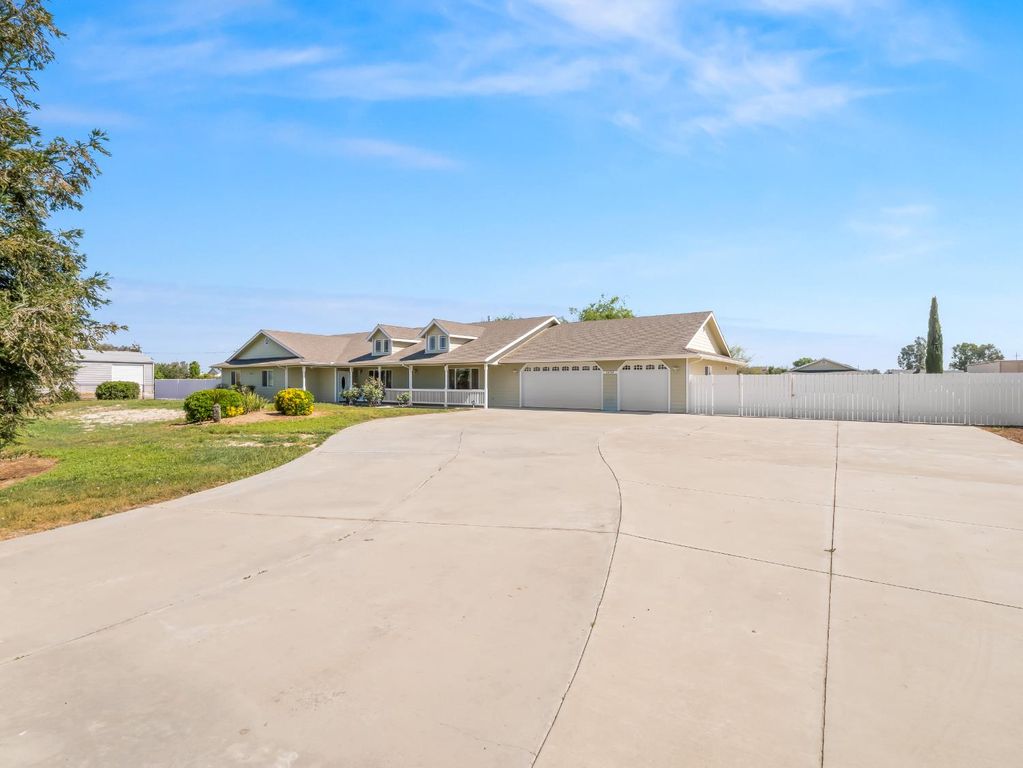 Image 3 of property listing at 16389 Monreal Road, Madera, CA 93636