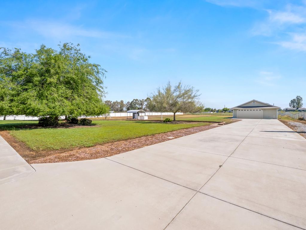 Image 38 of property listing at 16389 Monreal Road, Madera, CA 93636