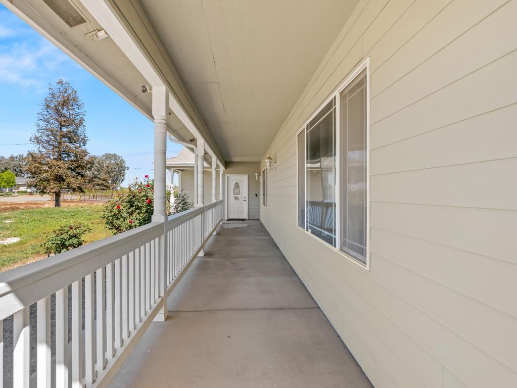 Image 4 of property listing at 16389 Monreal Road, Madera, CA 93636