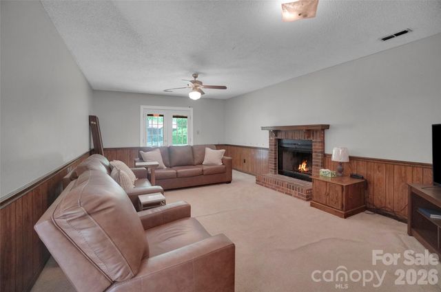 900 Highland Mist Lane, Charlotte, NC 28215