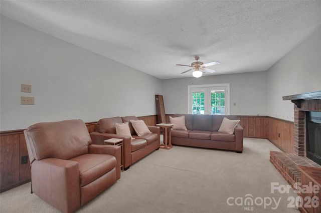 900 Highland Mist Lane, Charlotte, NC 28215