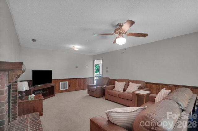 900 Highland Mist Lane, Charlotte, NC 28215