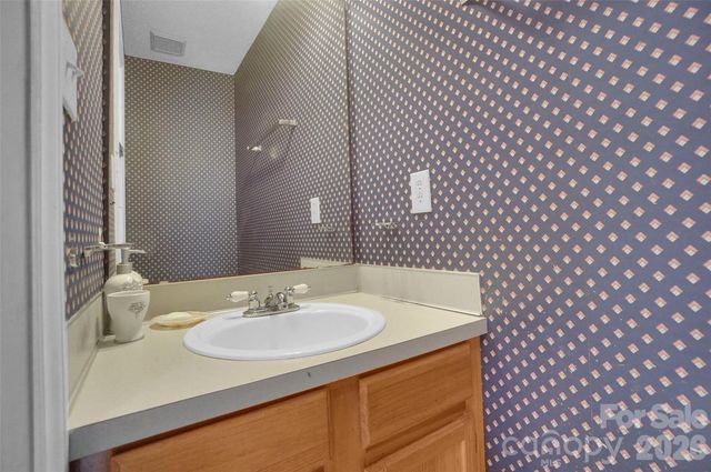900 Highland Mist Lane, Charlotte, NC 28215