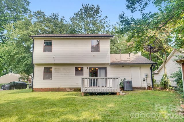 900 Highland Mist Lane, Charlotte, NC 28215