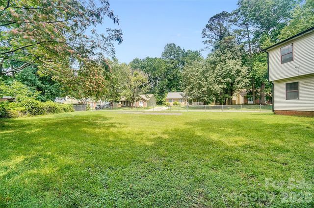 900 Highland Mist Lane, Charlotte, NC 28215