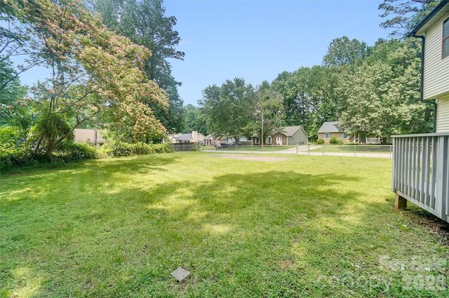 900 Highland Mist Lane, Charlotte, NC 28215