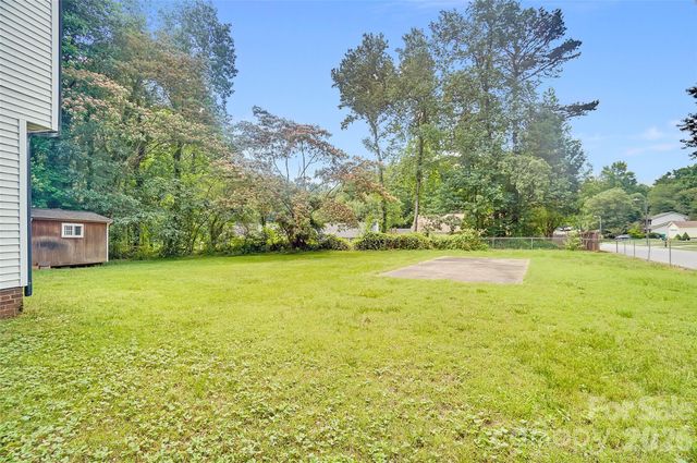 900 Highland Mist Lane, Charlotte, NC 28215