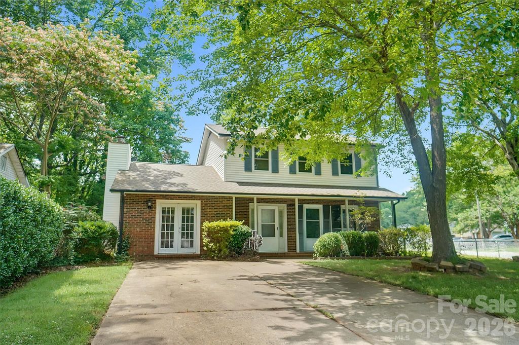 900 Highland Mist Lane, Charlotte, NC 28215