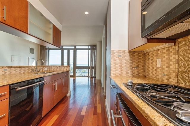 175 Huguenot Street 1804, New Rochelle, NY 10801