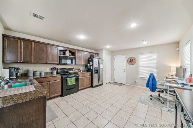 4007 W 103rd Place S, Jenks, OK 74037