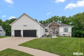 1923 Parthenon Court, Chatham, IL 62629