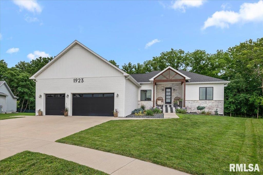 1923 Parthenon Court, Chatham, IL 62629