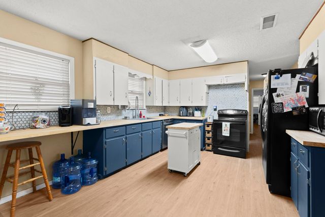 407 Pine Street, Levelland, TX 79336