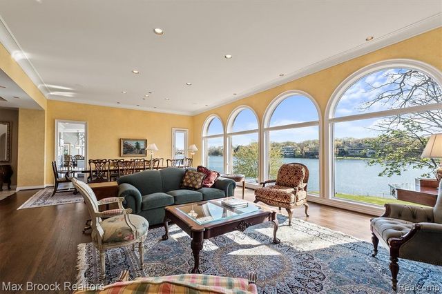 1832 Long Lake Shore Drive, Bloomfield Hills, MI 48302