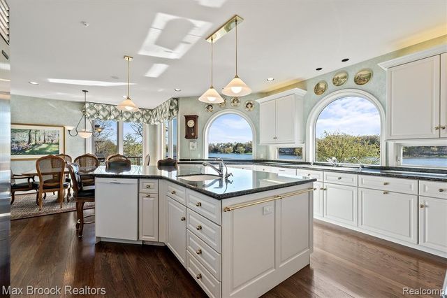1832 Long Lake Shore Drive, Bloomfield Hills, MI 48302