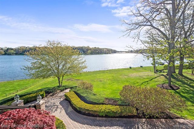 1832 Long Lake Shore Drive, Bloomfield Hills, MI 48302