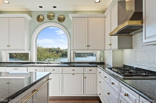 1832 Long Lake Shore Drive, Bloomfield Hills, MI 48302