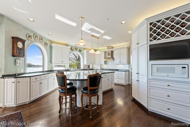 1832 Long Lake Shore Drive, Bloomfield Hills, MI 48302
