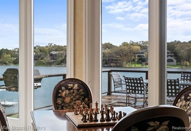 1832 Long Lake Shore Drive, Bloomfield Hills, MI 48302