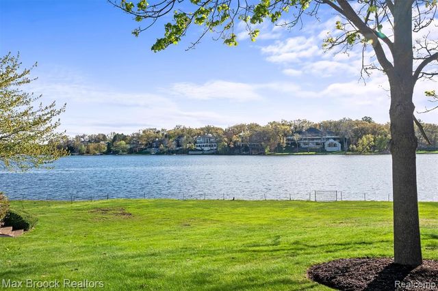 1832 Long Lake Shore Drive, Bloomfield Hills, MI 48302