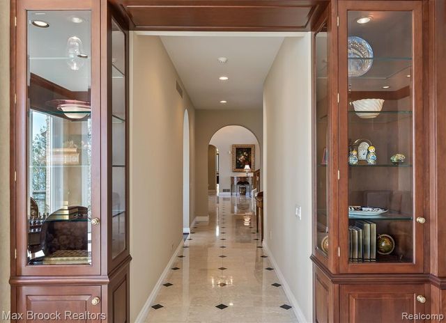 1832 Long Lake Shore Drive, Bloomfield Hills, MI 48302