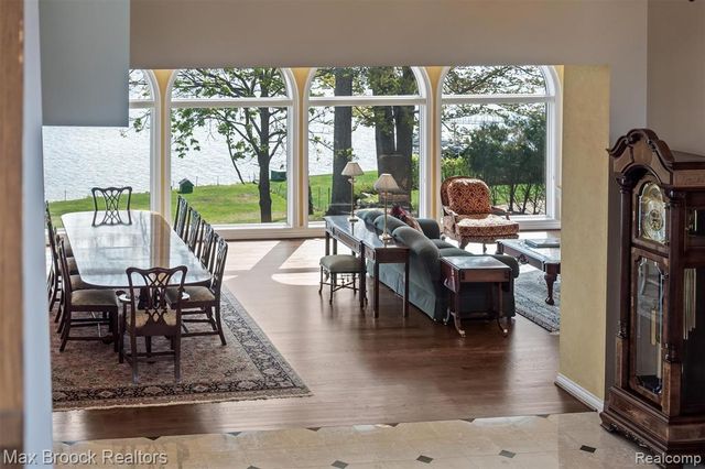 1832 Long Lake Shore Drive, Bloomfield Hills, MI 48302