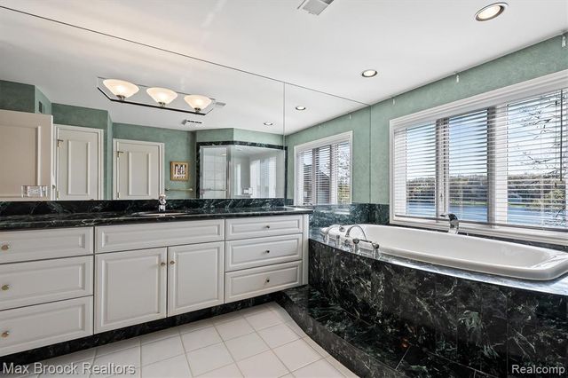 1832 Long Lake Shore Drive, Bloomfield Hills, MI 48302