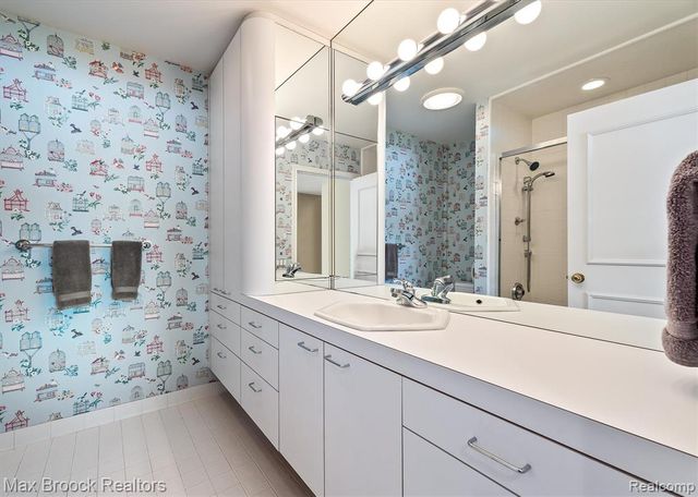 1832 Long Lake Shore Drive, Bloomfield Hills, MI 48302