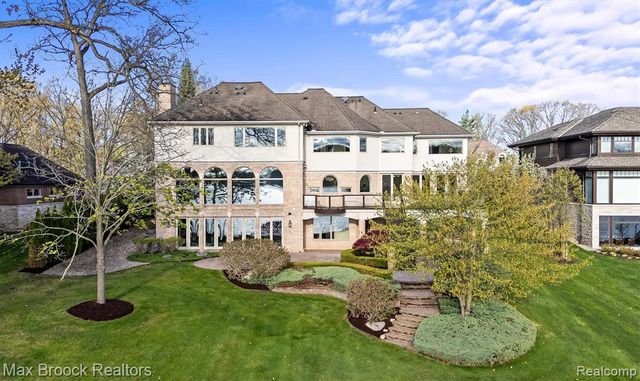 1832 Long Lake Shore Drive, Bloomfield Hills, MI 48302
