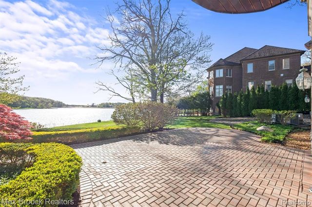 1832 Long Lake Shore Drive, Bloomfield Hills, MI 48302