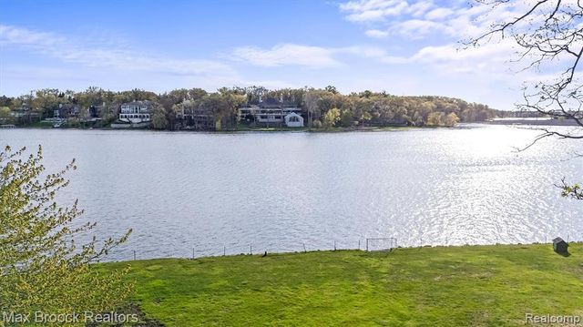 1832 Long Lake Shore Drive, Bloomfield Hills, MI 48302