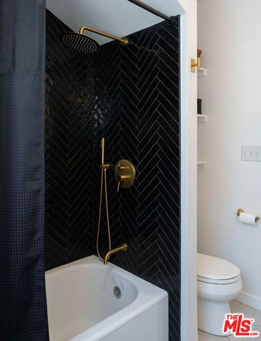 2209 N Gower Street, Los Angeles, CA 90068