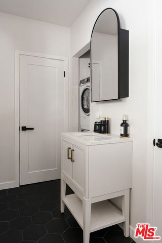 2209 N Gower Street, Los Angeles, CA 90068