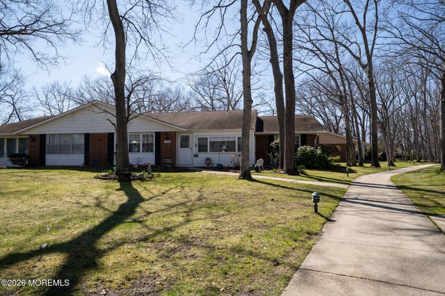 172B Sterling Court, Lakewood, NJ 08701