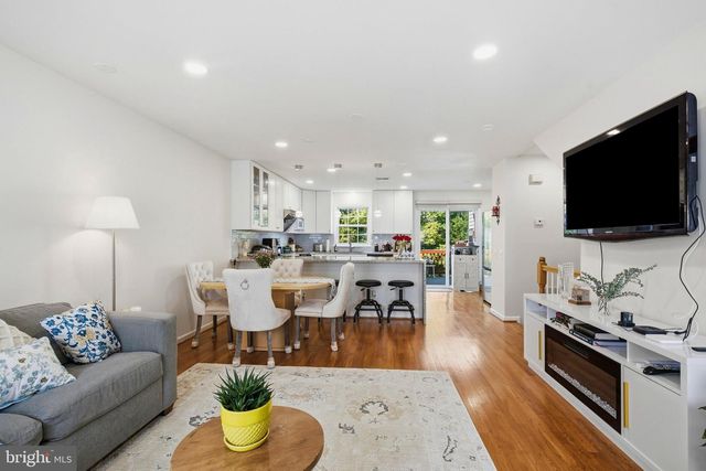 13020 ROSE PETAL CIR, Herndon, VA 20171