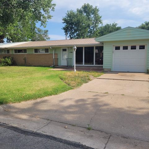1306 Hartford St, Salina, KS 67401