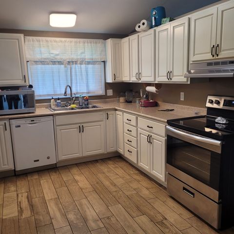 1306 Hartford St, Salina, KS 67401