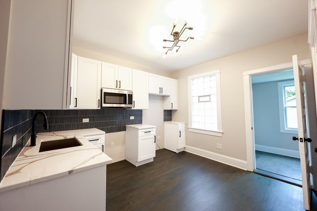 7615 S Champlain Avenue, Chicago, IL 60619