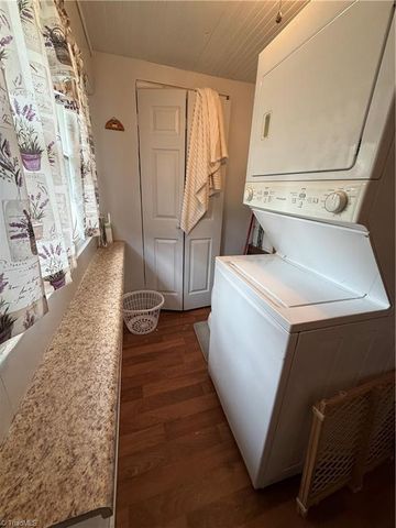 409 E Oak Street, Mount Airy, NC 27030