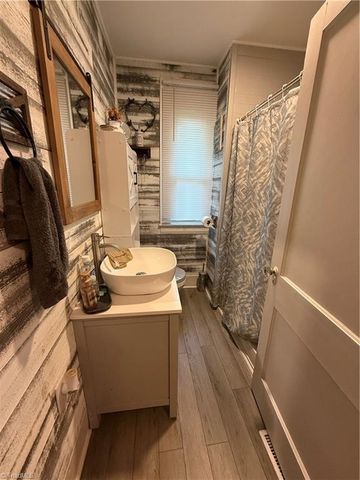 409 E Oak Street, Mount Airy, NC 27030