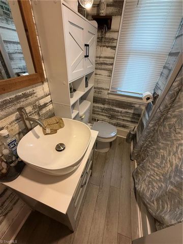 409 E Oak Street, Mount Airy, NC 27030