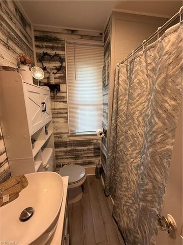 409 E Oak Street, Mount Airy, NC 27030