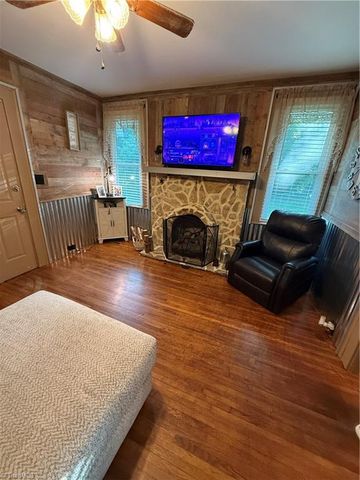 409 E Oak Street, Mount Airy, NC 27030