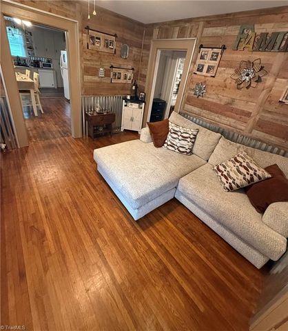409 E Oak Street, Mount Airy, NC 27030